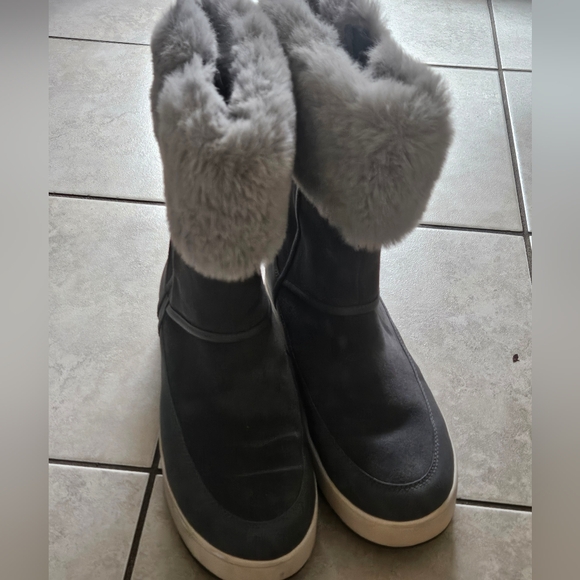 UGG - Picture 2 of 2